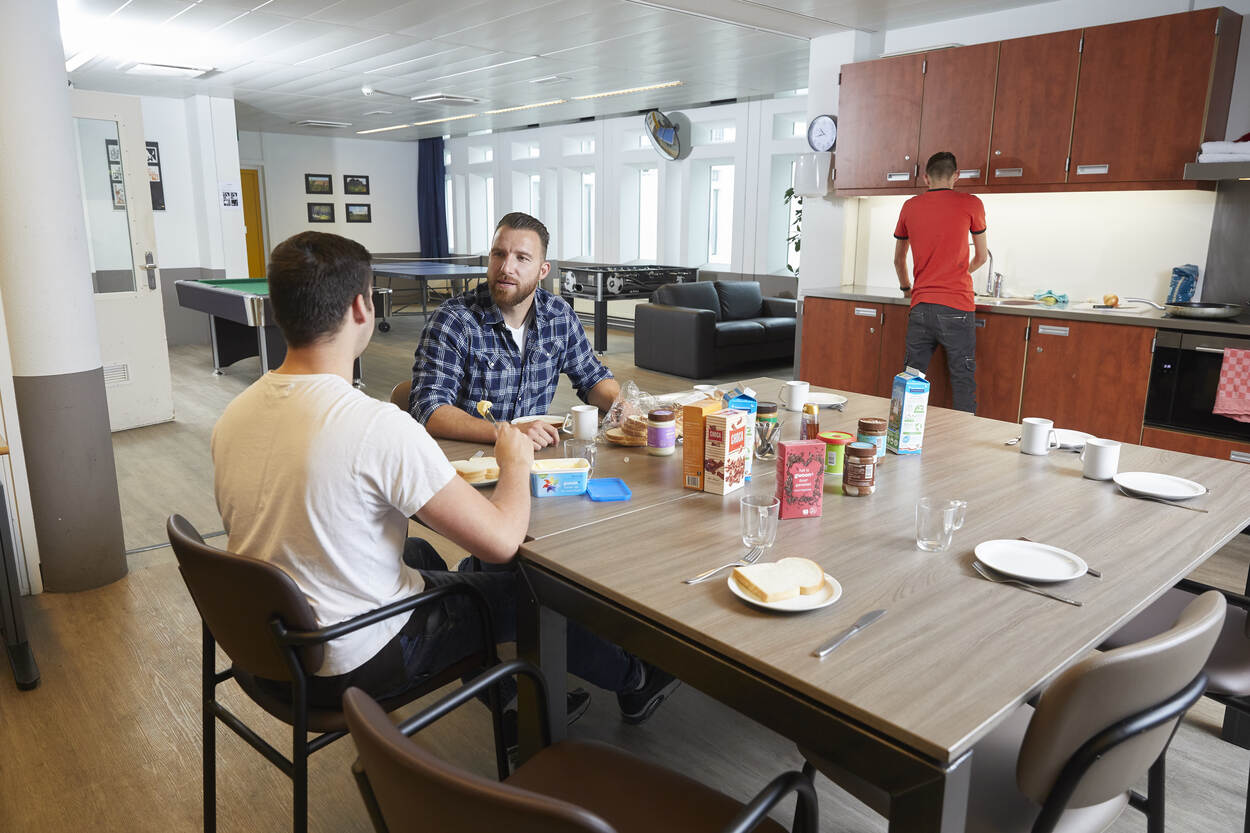 Afbeelding jongere luncht aan tafel