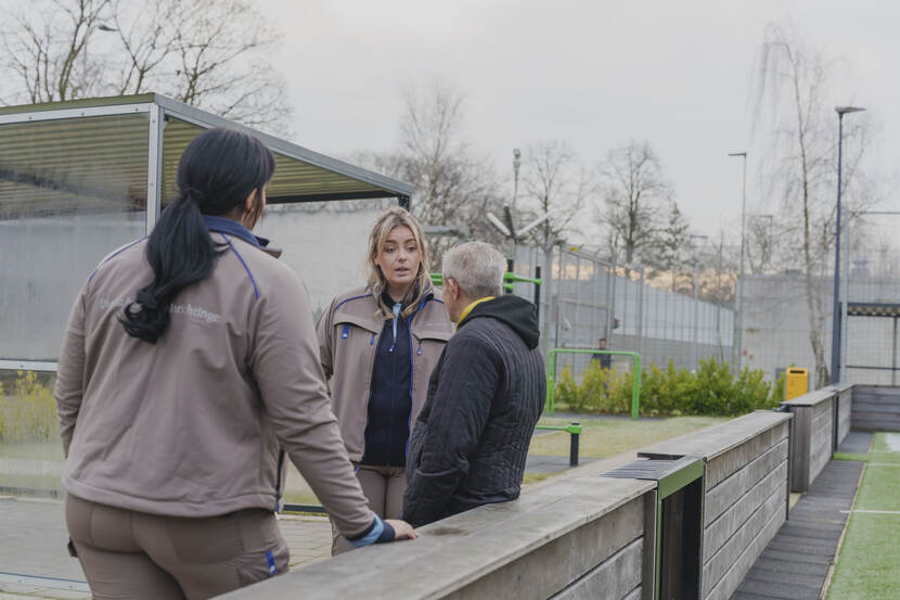 Afbeelding forensisch therapeutisch werker in gesprek met patiënt PI Vught (2)