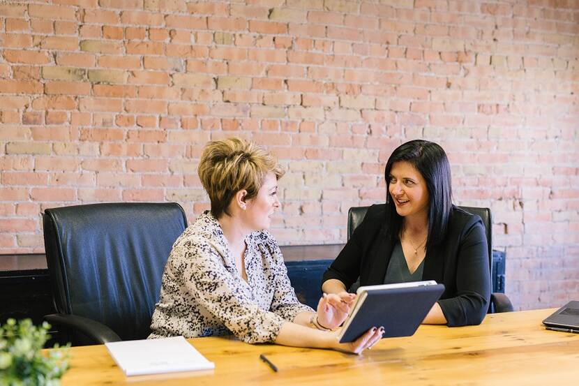 Afbeelding vrouwen in overleg